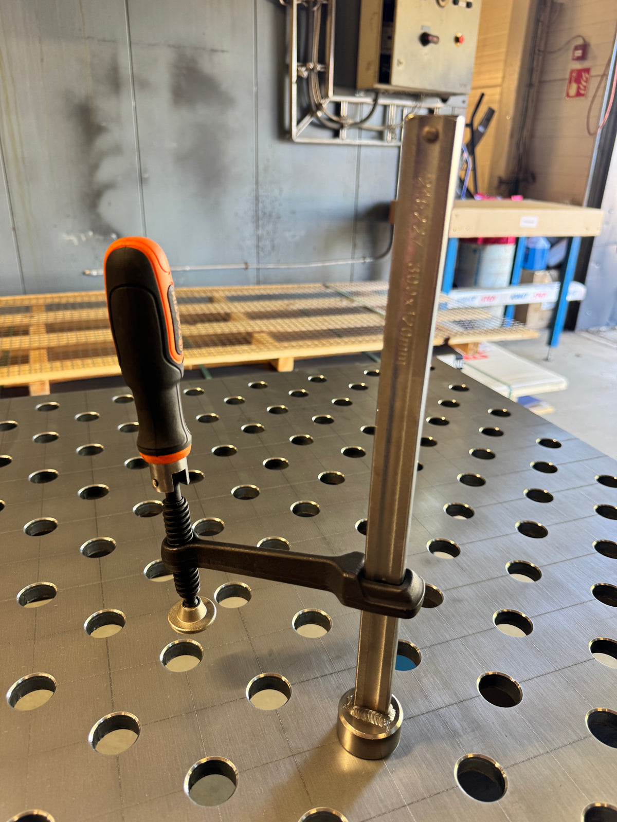 Fästklämma 80x300 Ø28